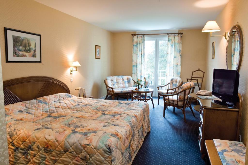 Logis Hotel Du Pont Neuf Le Veurdre Værelse billede